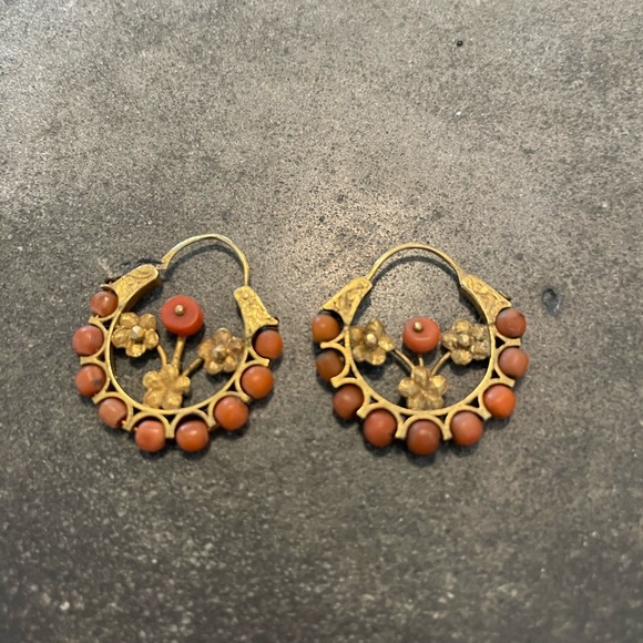 Pair of Mexican gold and coral earrings - Picture 8 of 9
